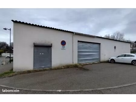 hangar 300 m² + terrain 2050 m²
