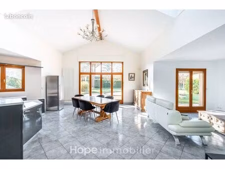 propriété 8 pièces 217 m²
