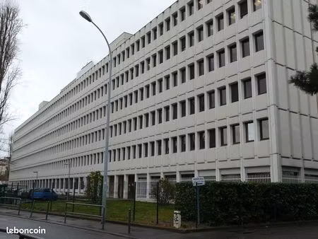 bureau meublé 2 à 3 personnes