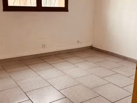 local 10 m² idéal centre de beauté / bien-être – avec parking