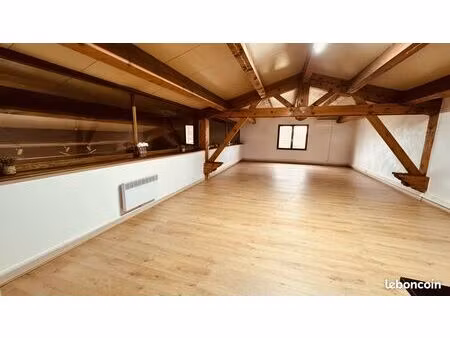 salle 52 m² à louer (journée ou mois) – parking
