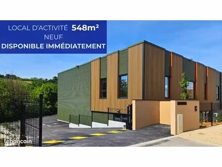 local d’activité 548 m² : stockage + showroom + bureaux – accès pl
