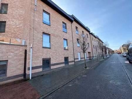 très bel appartement au rdc comprenant 2 chambres et gran...