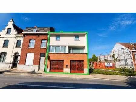 maison bel étage avec 4 chambres et 2 grands garages proche