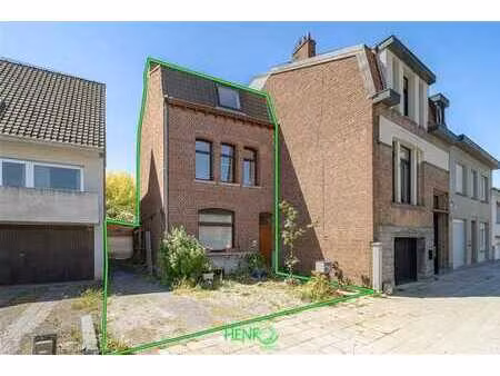 maison 3 façades avec parking privatif et jardin.