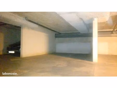 grand parking moto dans résidence sécurisée