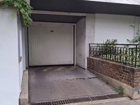 box fermé paris 12e – proche avenue de saint-mandé – 12 6 m²