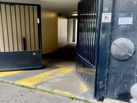 place de parking sécurisée – idéal 3 motos (ancrage sol) – paris 20