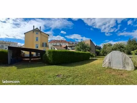corps de ferme sur 26 ares (immeuble de 3 appts individuels + grange réhabilitable)