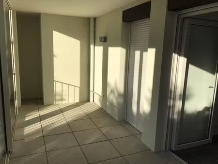 t2 avec terrasse et parking à castelnau le nez