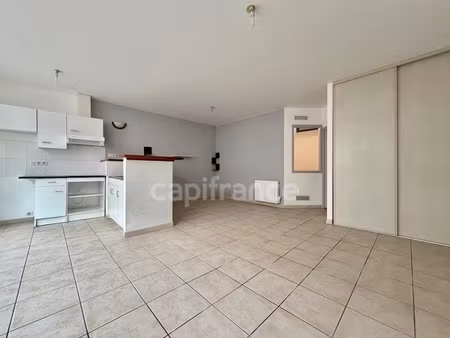 appartement t2 de 48 m2 au rez-de-chaussee  1 chambre  proche écoles et collèges  fibre op