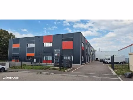 hall d’activité  de stockage et de bureaux - 130 m²