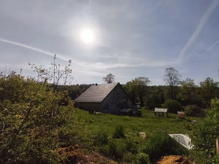 ancienne ferme isolée en pleine nature