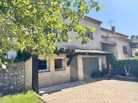 villa familiale rénovée avec piscine dans un cadre verdoyant