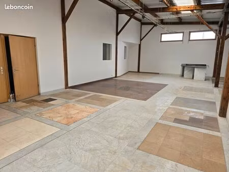 local commercial de 550 m² avec showroom  stockage et parking