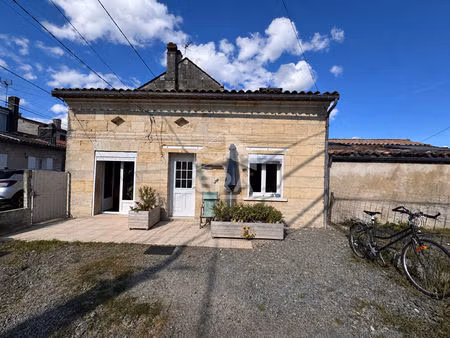 maison pierre divisée en trois t2