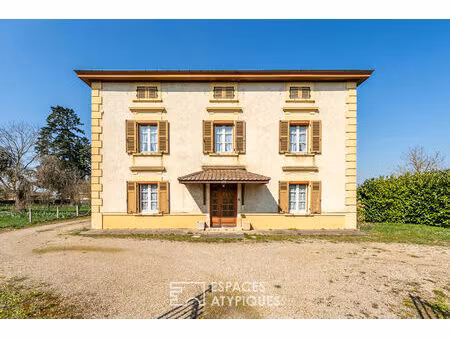 maison de caractère à réhabiliter avec potentiel - centre de villeneuve (01480)