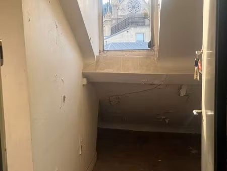 chambres de bonnes au pied de notre dame - 8 27m2 + 6m2 (avec ascenseur)