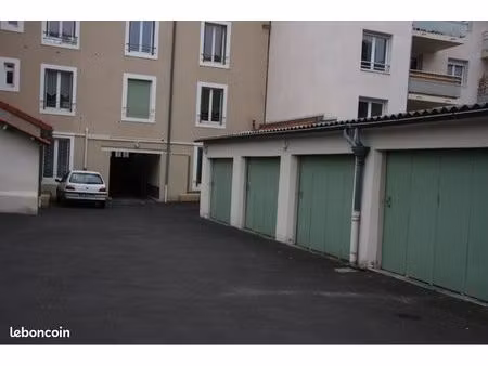 garage fermé dans cour fermée