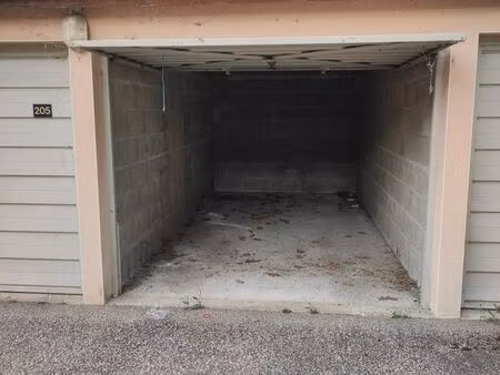 beau garage ferme