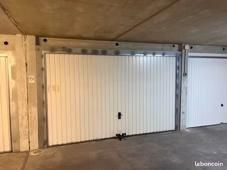 grand garage sécurisé - léonard de vinci [ box / parking ]