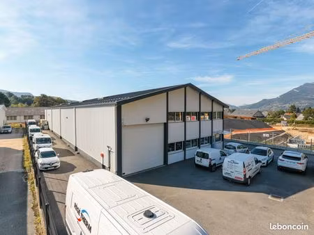 local - 600m² d’entrepôts  250m² de bureaux – dispo