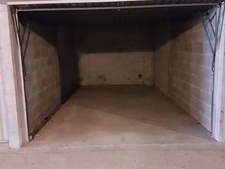 a louer garage fermé / métro grange blanche et hôpitaux