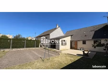 maison avec une chambre de plain-pied et salle d'eau