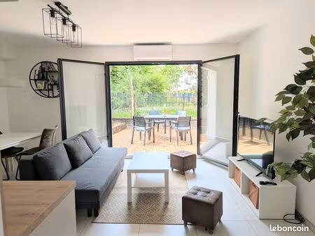 grand t2 traversant de 48 m²  double extérieur  cave et place de parking