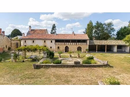 ensemble de deux maisons  un trésor de pierre et d'art au coeur de la vienne