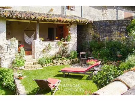 maison au charme pittoresque et son jardin bucolique