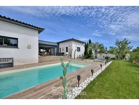 villa contemporaine de plain pied avec piscine et vue
