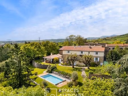 ancien corps de ferme rénové avec piscine dans un environnement exceptionnel