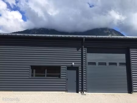 location entrepôt / local d’activité – 200 m² + mezzanine de 20 m2