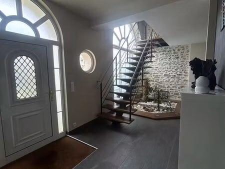 ancienne grange réhabilitée – volumes exceptionnels – terrasse & jardin – fort potentiel- 