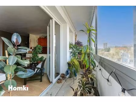 appartement traversant  lumineux avec loggia  cours du médoc