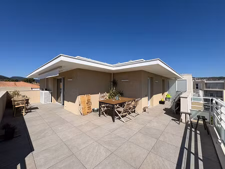 hyeres - appartement t4 - 83 m² - terrasse 50 m² - stationnements