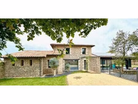 propriété avec piscine et jardin montaigu-vendée (85)
