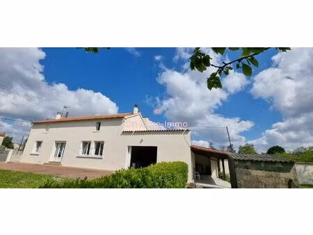 maison de plain-pied   3 chambres avec dépendances et 2575 m2 de terrain et forage.