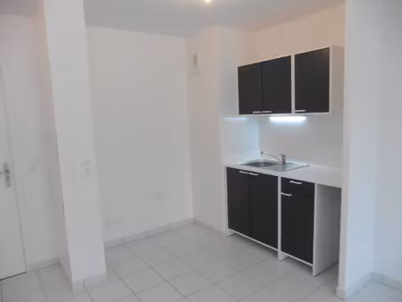 en location à montévrain : appartement avec balcon 2 pièces