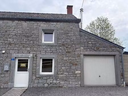 belle maison en pierre avec terrasse et jardin