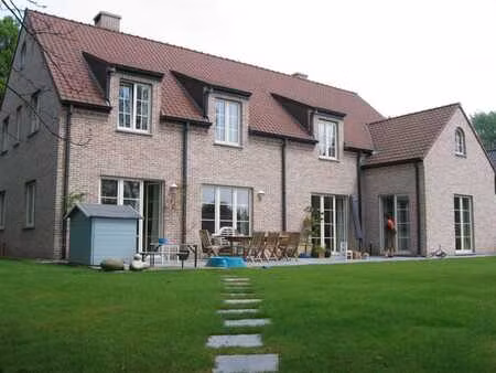 villa de standing dans quartier calme à la limite d'uccle