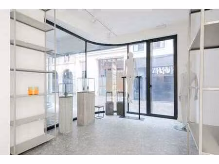 grand place – superbe rez-de-chaussée commercial