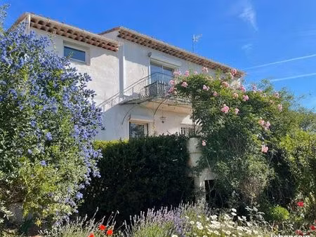 grande maison individuelle avec vue dégagée