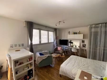 plein centre et au calme - très beau studio meublé rénové