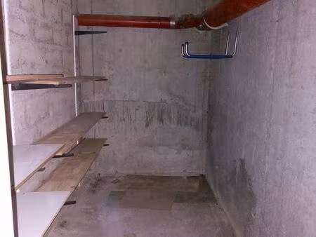 box stockage - cave 7m² - sol et murs brut de béton - porte blindée
