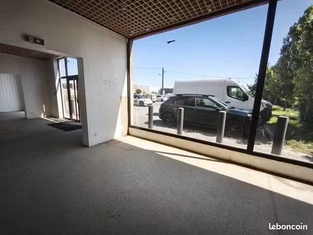 local commercial 850 m² coignieres