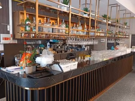 local restaurant 450 m²