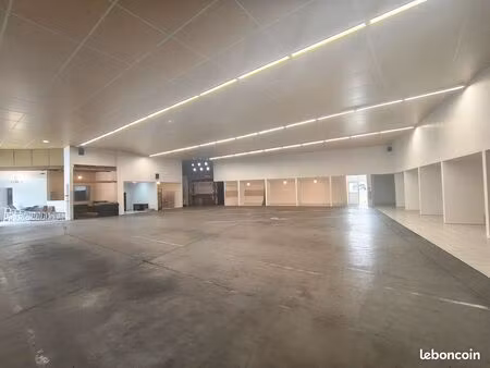local commercial 800 m² + 250 m² de parking