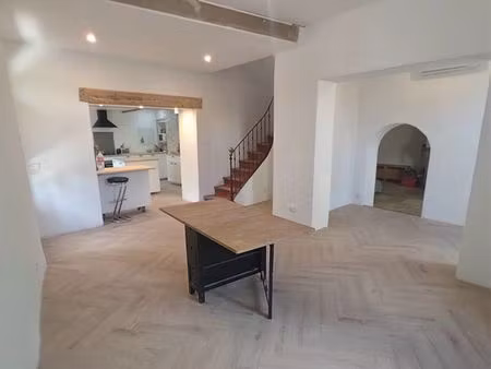 maison de charme rénovée avec extérieur intimiste  terrasses en travertin et fort potentie